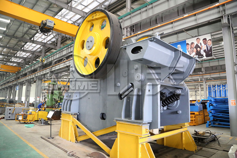 顎式破碎機(jī)工作中出現(xiàn)卡料、不下料是什么原因